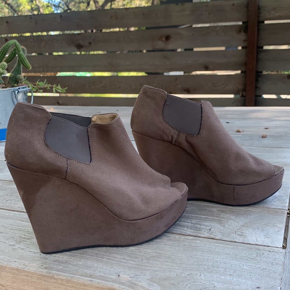 Dee Keller grey suede open toe wedge